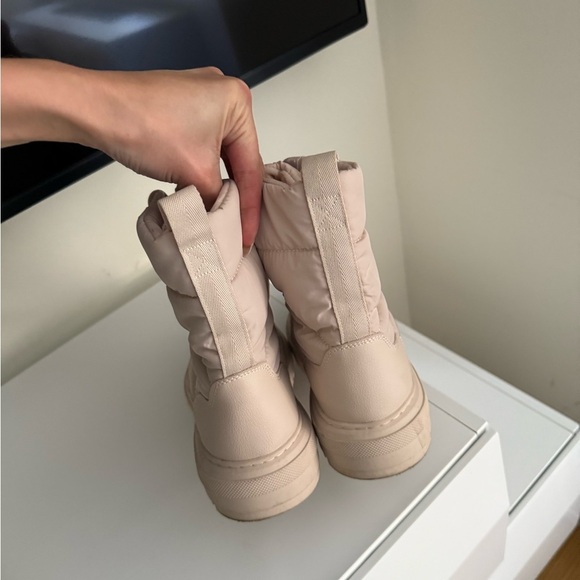 Women's Cream Lace-Up Boots - Picture 3 of 4